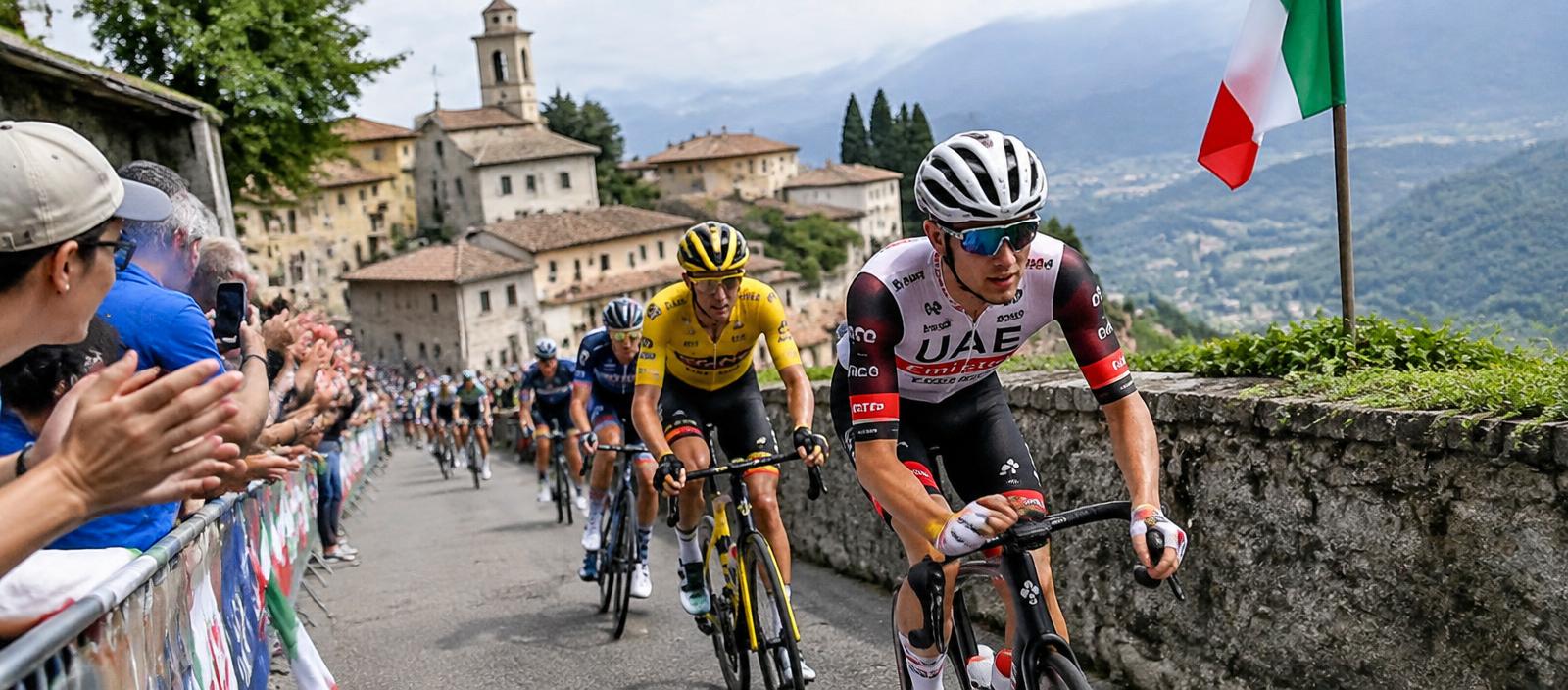 Gara ciclistica in un borgo